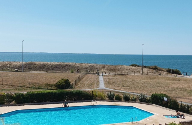 Large 2-bedroom apartment with sea and pool views. Beach 40 meters away.