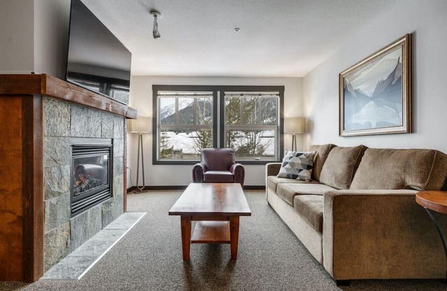 LARGE 3-Br 3-Ba | Ski In/Out | Pool & Hot Tubs | Central Upper Village Location