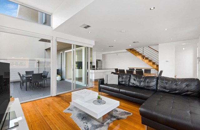 Large 3 level townhome, sleeps 10, 500m to beach