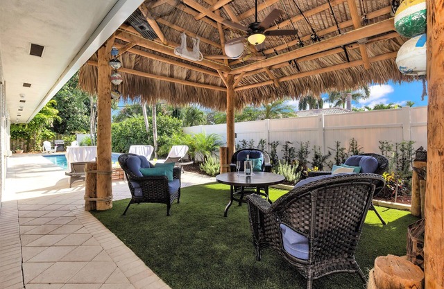 Large 4/3House - 7MIN WALK 2 BEACH!-Tiki, Heated Pool & Bikes Included