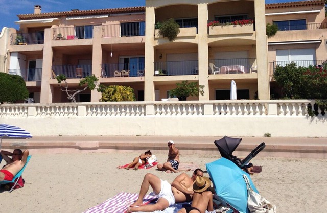 Large 4 bedroom apartment on the beach sea view with Garden