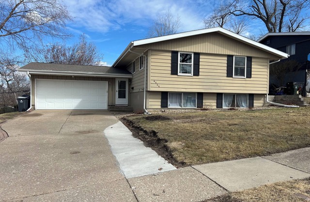 Large 4 Bedroom 2 Bath Split Level Home NE CR Large Fenced Yard