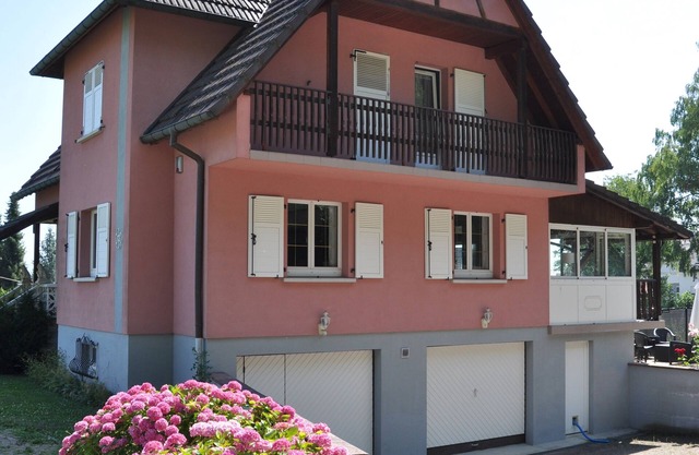 Large 5-bedroom villa with garden and pool.