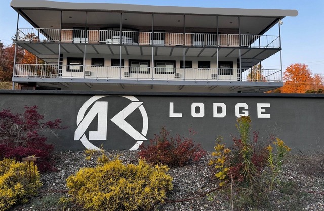 Large 9 Bed 11 Bath Private Lodge, 1.5 Miles To Hunter Mountain W Bar & Games