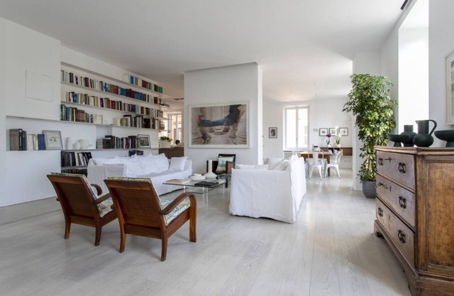 Large and bright 200sqm apartment, able to accommodate up to 7 people, located on the 3rd floor with elevator (not suitable for disabled people) of a building dating back to the 19th century. The property overlooks Piazza Fanti's garden and is located in