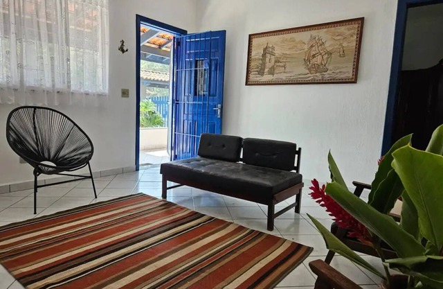 Large and cozy house 100m from Boracéia Beach, barbecue and pets allowed.