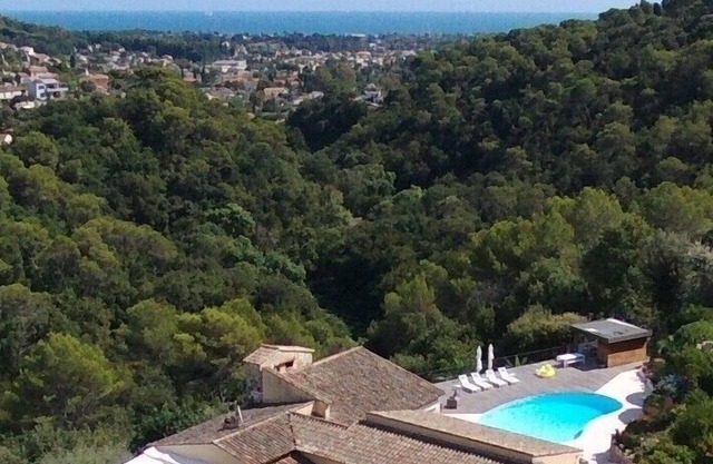 Large and quiet villa nestled in nature, with gorgeous sea views