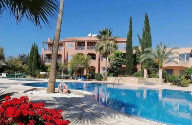 Large apartment in idyllic complex, close to the beach