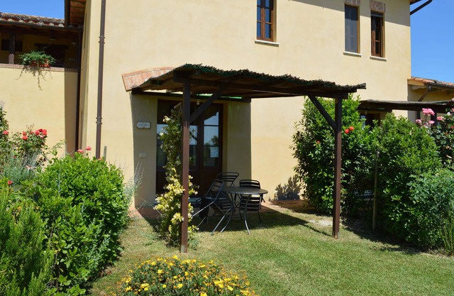 Large apartment with shared swimming pool in Crete Senesi