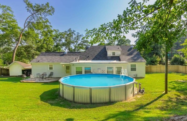 Large BnB with Pool! The White House & Cottage