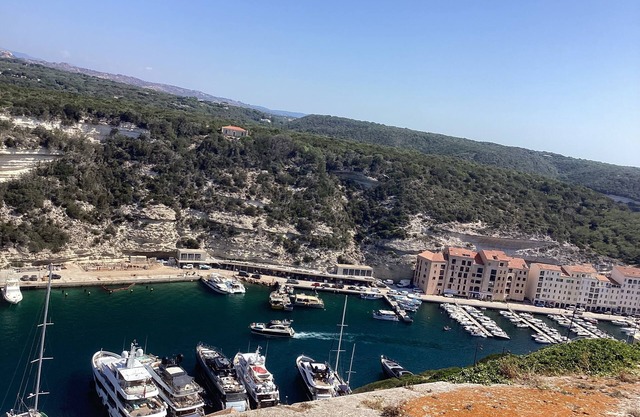 Large, bright apartment on the medieval rampart, magnificent view of the port