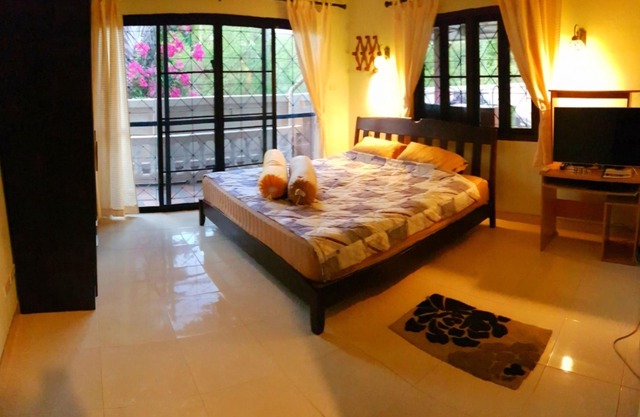 Large Bungalow with 3 bedrooms, 2 bathroom, covered secure parking, pet friendly