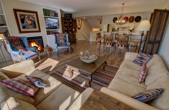Large condo with Mtn views from private balcony! Updated, Wood floors!