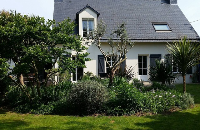 Large contemporary family home in a quiet and comfortable 10min beaches