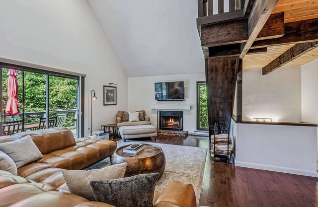 Large Deck, Bonus TV Loft +Pets - Snow Village #9A