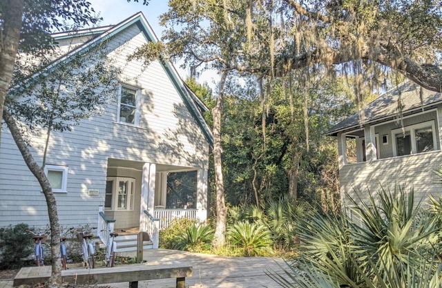 Large deck on main level and screened in porch, private crofter; access to both clubs!