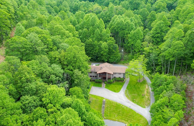 Large Family Cabin with Game Room | Cherokee - Bryson City NC
