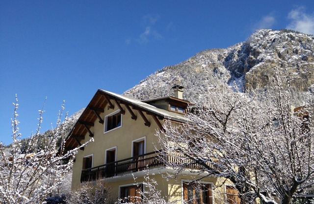 Large family chalet (230 m²) quiet, garden, south, 7 bedrooms, sauna, games room