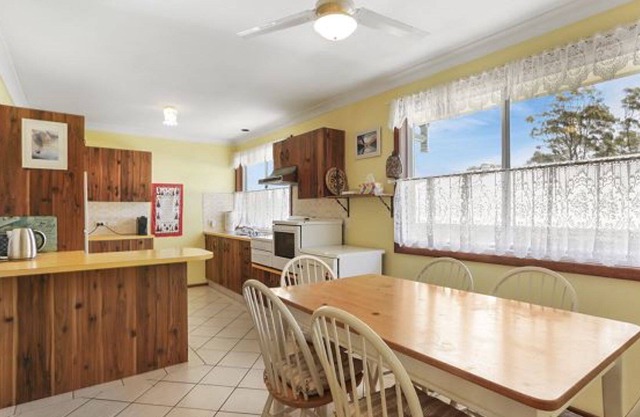 Large Family Home - Walk to Shops & Water's Edge