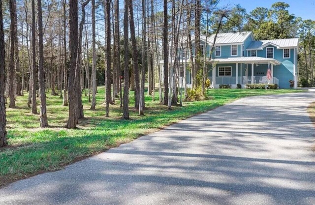Large Farmhouse on Acreage 10 mins to beach