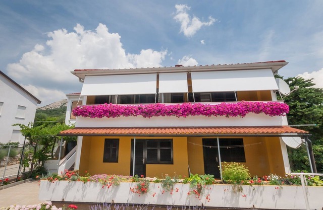 Large flat with 3 air conditioning units, WiFi, BBQ, car park