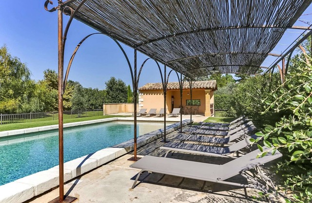 Large air-conditioned house with heated swimming pool in quiet Provence