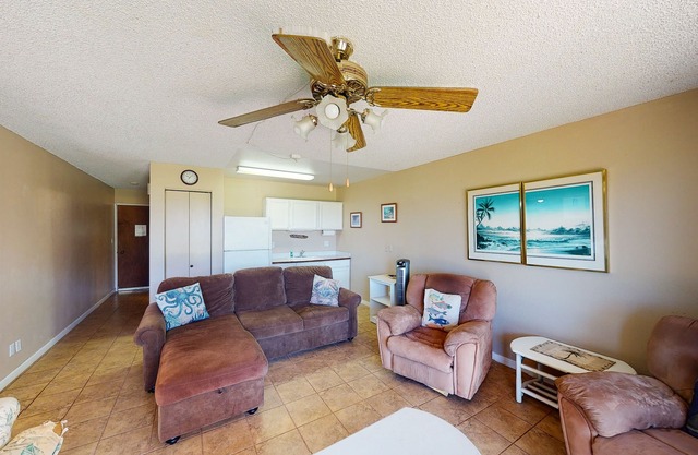 Large, ground-floor condo with outdoor pool, grills, full kitchen & WiFi