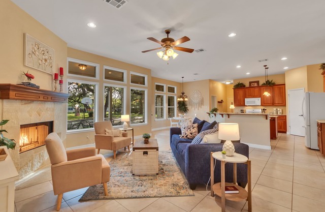 Large groups Welcome! 4BD 2BA Large Home near Domain & Hospitals!