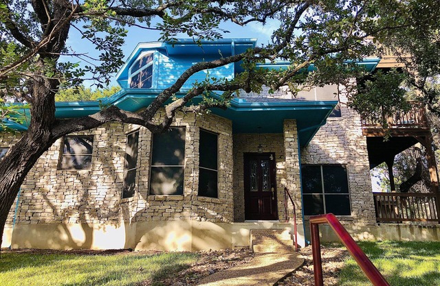 Large heated POOL! Perfect vacation House 5 min to SixFlags & LaCantera
