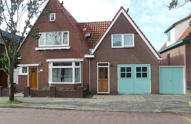 Large holiday home with large garden (6 bedrooms - 12 people) near the beach.