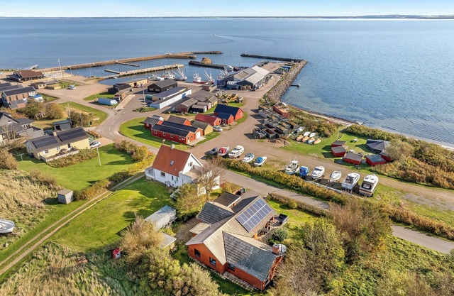 Large holiday home with a view of the fjord.