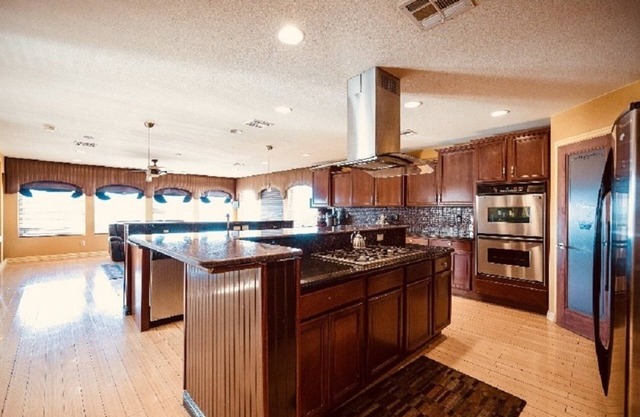 LARGE HOME/24MIN TO STRIP/KING BEDS/POOL/HIKINGTRAILS/CITY&MOUNTAIN VIEWS