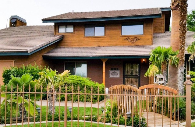 Large home in the heart of St. George great for family reunions.