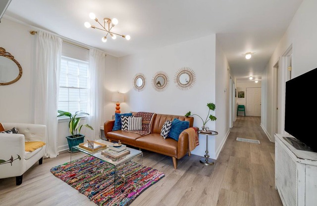 Large Home in Victorian District Near Forsyth Park, Heated Pool Access