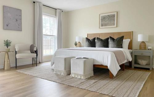 Large Home Sleeps 10 Beach & Downtown Dog Heaven