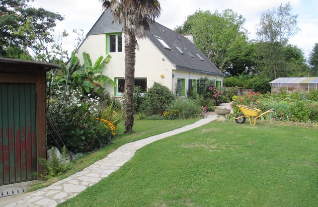 Large house of 185 m², terrace, large garden with trees and flowers bordered by a stream.