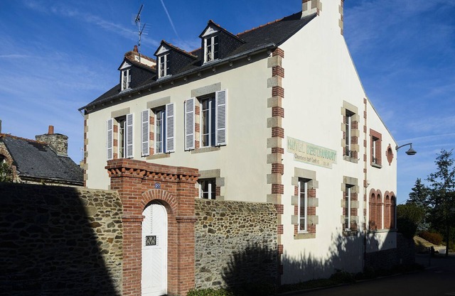Large house of 200 m2, bright, 700m beach