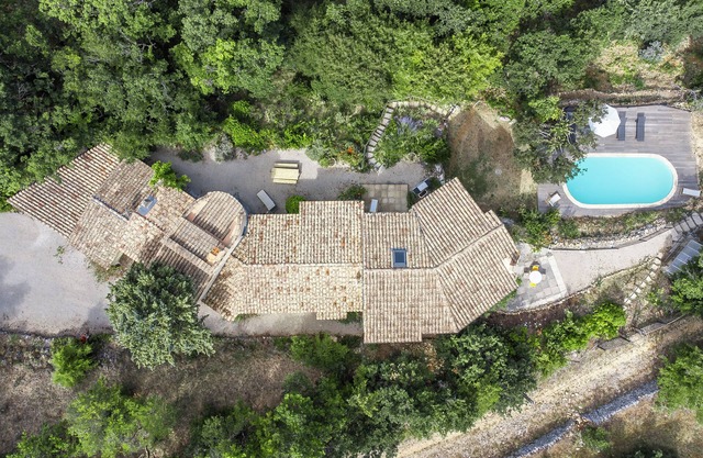 Large house with swimming pool and magnificent view of Mont Ventoux