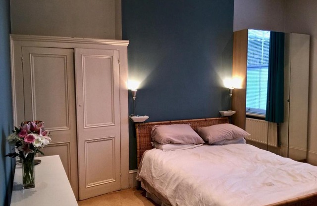 Large Kensington Olympia apartment