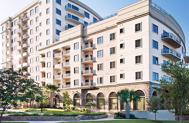 Large kitchen, riverfront waterway, central downtown