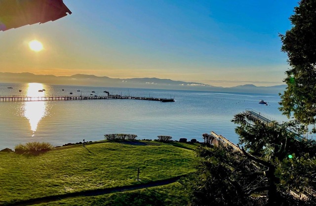 Large Lakefront 4 Br 3Ba in Tahoe Tavern