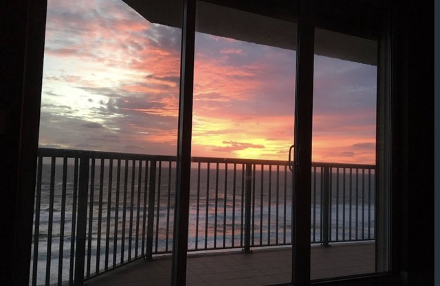 Large Luxury 2 Bedroom, 2 Bath Direct Ocean Front