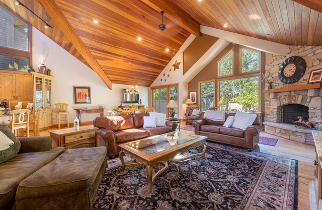 Large luxury 6 bedroom home close to the Silver Star lift