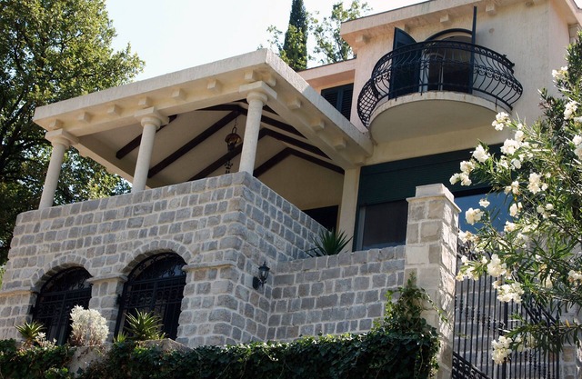 Large Luxury Villa overlooking the Bay with barbeque and garden