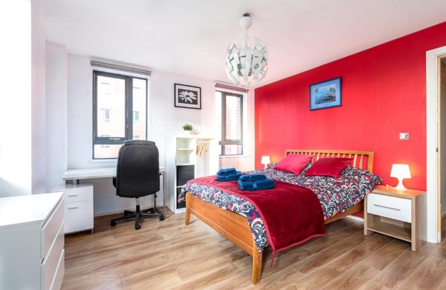 Large modern 2 bedroom flat in iconic Castlefield