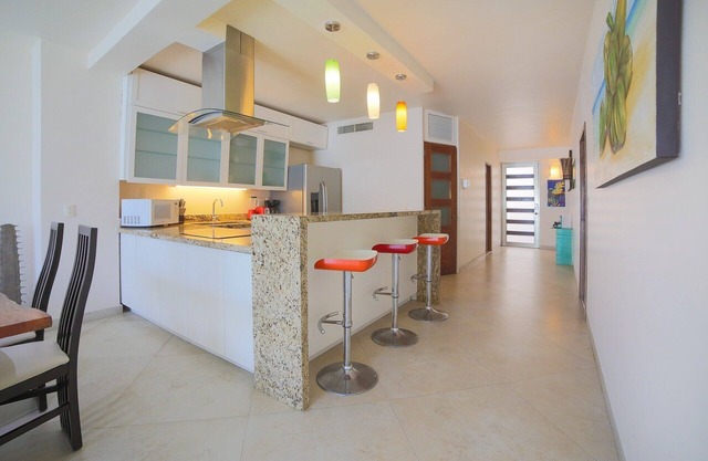 Large, modern condo with balcony overlooking 5th Ave. 4 minute walk to the beach