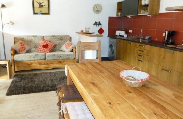 LARGE MOUNTAIN APARTMENT 8/9 PEOPLE-WIFI-ATMOSPHERE CHALET-FACING THE SLOPES