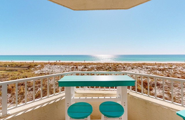 Large, open unit, gulf views, Close to shopping & dining