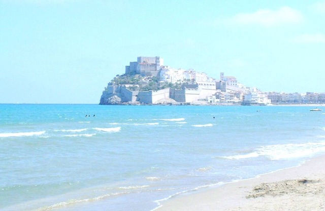 Large penthouse on 2 floors, 3 bedrooms, Parking, Wifi. 60m from communal swimming pool and beach