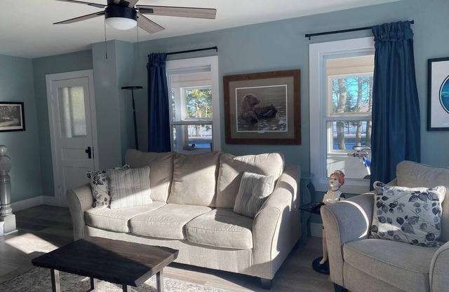 Large private home with deck - 5 min from the beach!